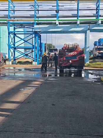 Cuba atraviesa una crisis energética profunda desde mediados de 2024 por la obsolescencia de su red eléctrica y la falta crónica de inversión, agravada desde enero por el cerco petrolero de Estados Unidos, una medida que la ONU calificó de contraria al derecho internacional. El resultado son cortes diarios de más de 20 horas en buena parte del territorio.