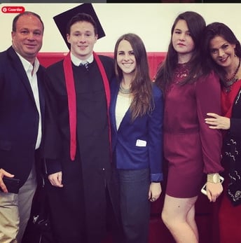 Alix Bauer y Jack Derzavich posan junto a un joven graduado con toga y birrete durante una ceremonia académica. (Facebook)