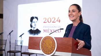 Claudia Sheinbaum detrás de un podio con el escudo nacional mexicano frente a una pantalla con el texto Presidencia México 2024.