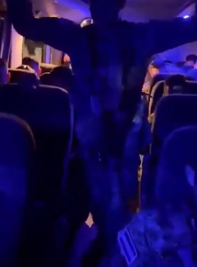 Los militares de El Salvador efectuaron una oración dentro de un autobús antes de su traslado hacia Puerto Príncipe. (Cortesía: Redes sociales)