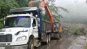 Se mantiene cerrada la vía alterna al Llano por deslizamiento de tierra que destruyó 80 metros de la carretera