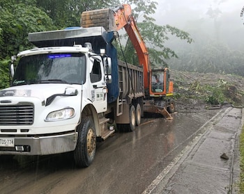 La remoción de tierra y roca arrasó una franja del corredor alterno en Boyacá y obligó a suspender el tránsito de manera total, con afectación directa a la movilidad y a la actividad productiva regional - crédito ANI