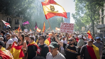 Miles de personas piden en Madrid la dimisión de Sánchez en una marcha apoyada por Vox y PP