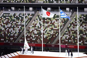 Tokyo 2020 Olympics - The Tokyo 2020 Olympics Closing Ceremony - Olympic Stadium, Tokyo, Japan - August 8, 2021. The Olympic flag is lowered during the flag handover ceremony. REUTERS/Fabrizio Bensch