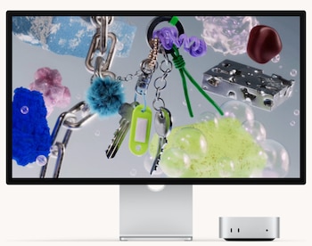 Pantalla de monitor con composición flotante: llavero, llaves, pom-pom azul, cadena plateada, una cuenta roja, esponjas, formas abstractas y burbujas