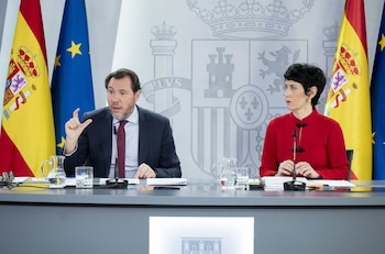 23/12/2025 El ministro de Transportes y Movilidad Sostenible, Óscar Puente, y la ministra de Seguridad Social, Inclusión y Migraciones y nueva portavoz del Gobierno, Elma Saiz, durante una rueda de prensa posterior al Consejo de Ministros, en el Palacio de la Moncloa, a 23 de diciembre de 2025, en Madrid (España). El Gobierno ha aprobado en el último Consejo de Ministros del año 2025 el nuevo abono transporte único para todo el territorio español, además de prorrogar los descuentos al transporte público. Además el Ejecutivo ha aprobado los criterios para la prórroga de los Presupuestos de 2023.
POLITICA
Alberto Ortega - Europa Press