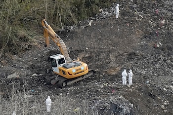 Varios operarios trabajan en las labores de búsqueda de los dos trabajadores sepultados tras el derrumbe del vertedero de Zaldibar. (H.Bilbao/Europa Press)