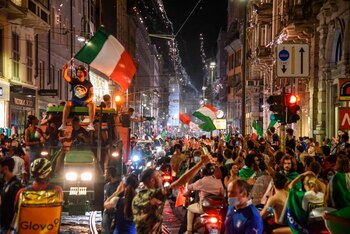 Aficionados italianos en su improvisada