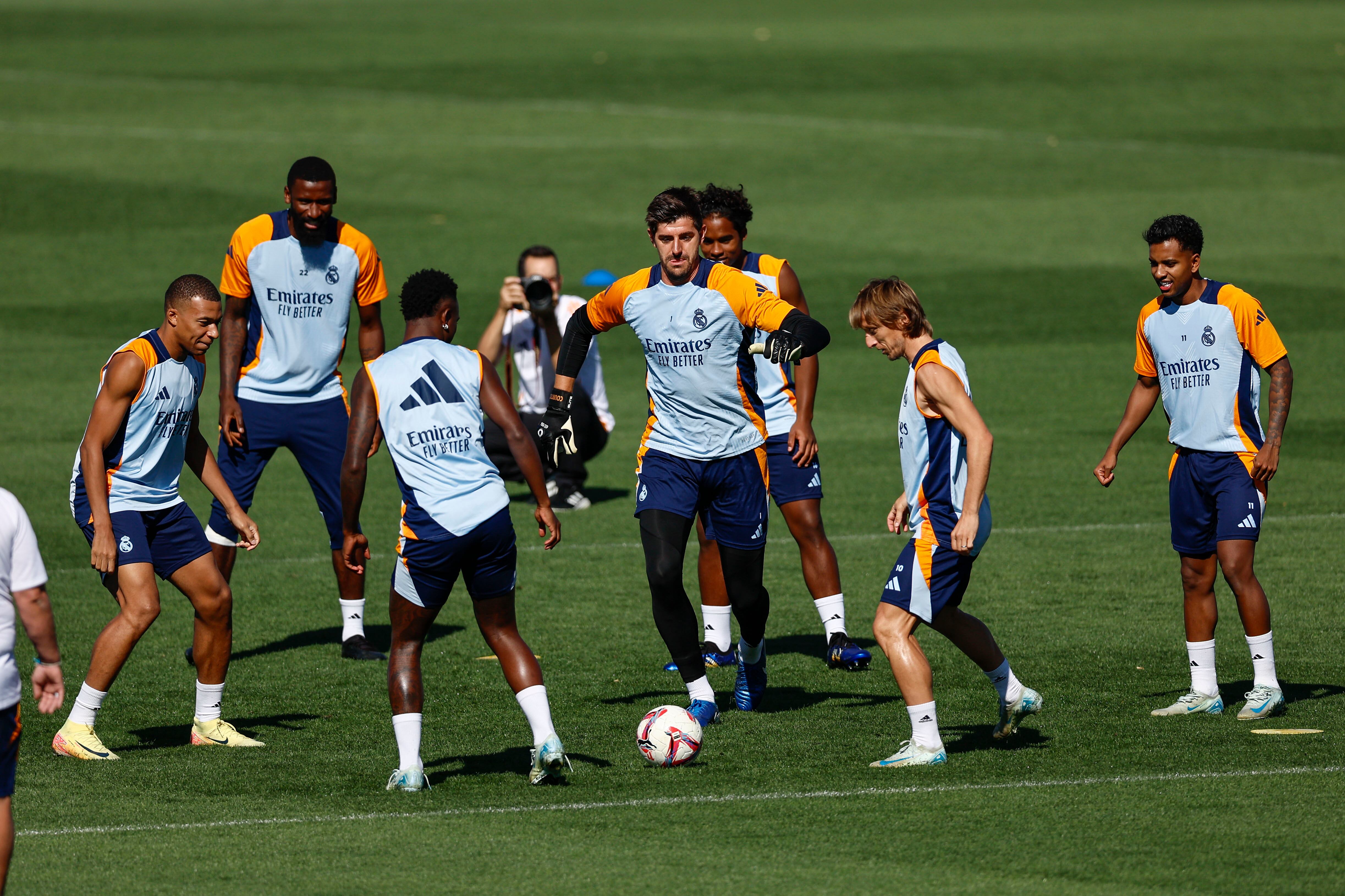 Los jugadores del Real Madrid durante el entrenamiento en Valdebebas. (Rodrigo Jiménez/EFE)