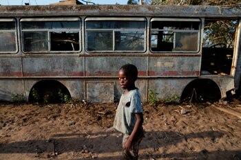 Un niño camina junto a