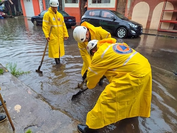Personal de Protección Civil Municipal efectúa trabajos de drenaje en un tragante del Barrio Cisneros para prevenir inundaciones y asegurar el flujo adecuado de aguas lluvias. (Foto: Alcaldía de San Salvador)
