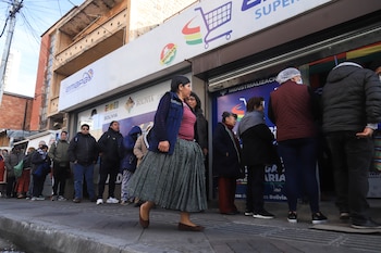 Filas interminables en los supermercados reflejaron el impacto social de un país en crisis (EFE)