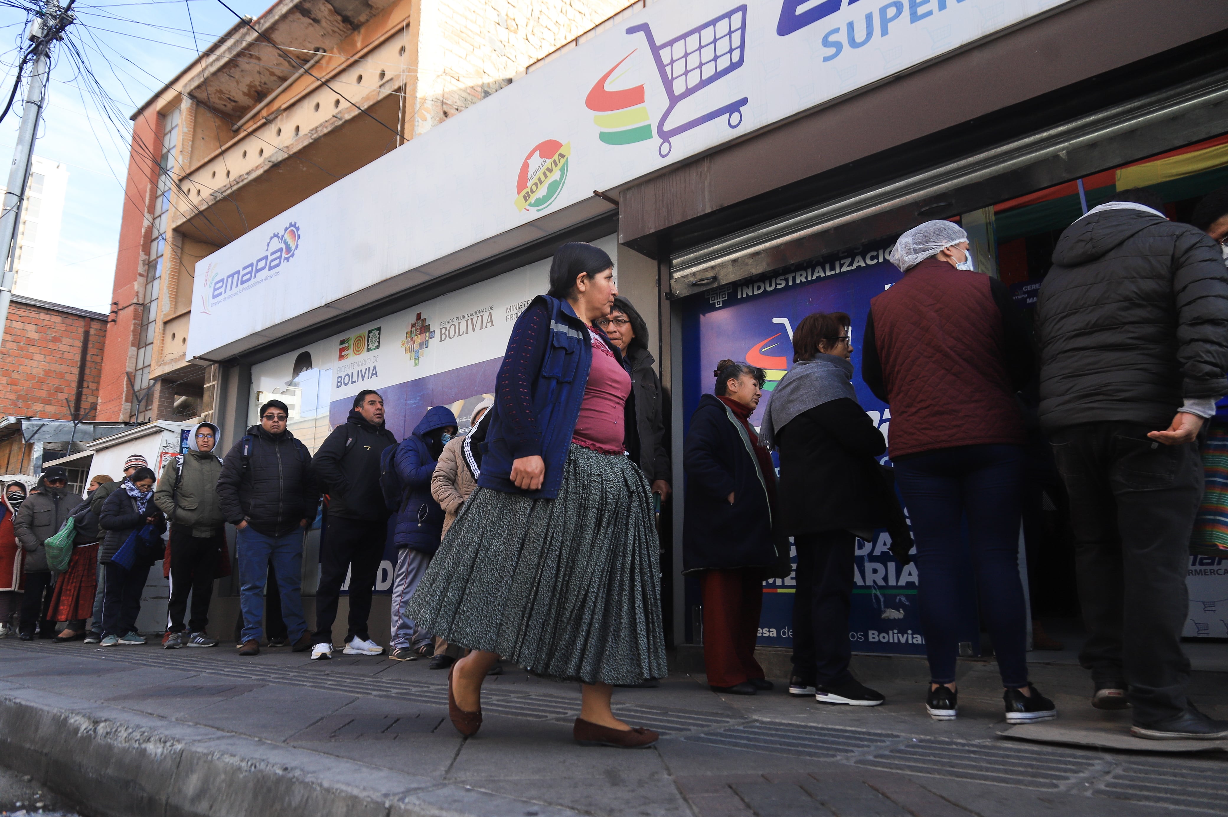 Filas interminables en los supermercados reflejaron el impacto social de un país en crisis (EFE)