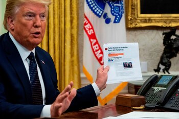 Las cuentas de Donald Trump (en la imagen) en Facebook e Instagram fueron suspendidas indefinidamente después de que justificara el asalto violento al Capitolio el día en que las dos cámaras legislativas debían ratificar la victoria electoral del actual presidente Joe Biden. EFE/Doug Mills/Archivo