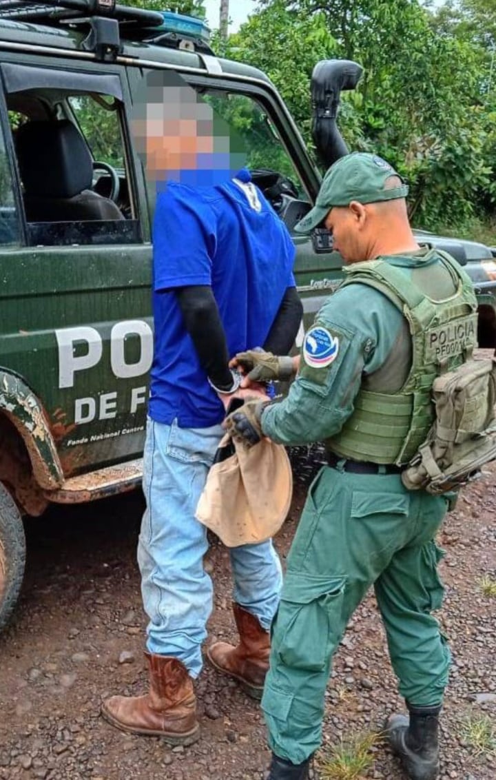 El sospechoso fue localizado en la comunidad de Hernández Pista, en Los Chiles, mientras transitaba por una vía pública durante la mañana del viernes. Crédito: MSP