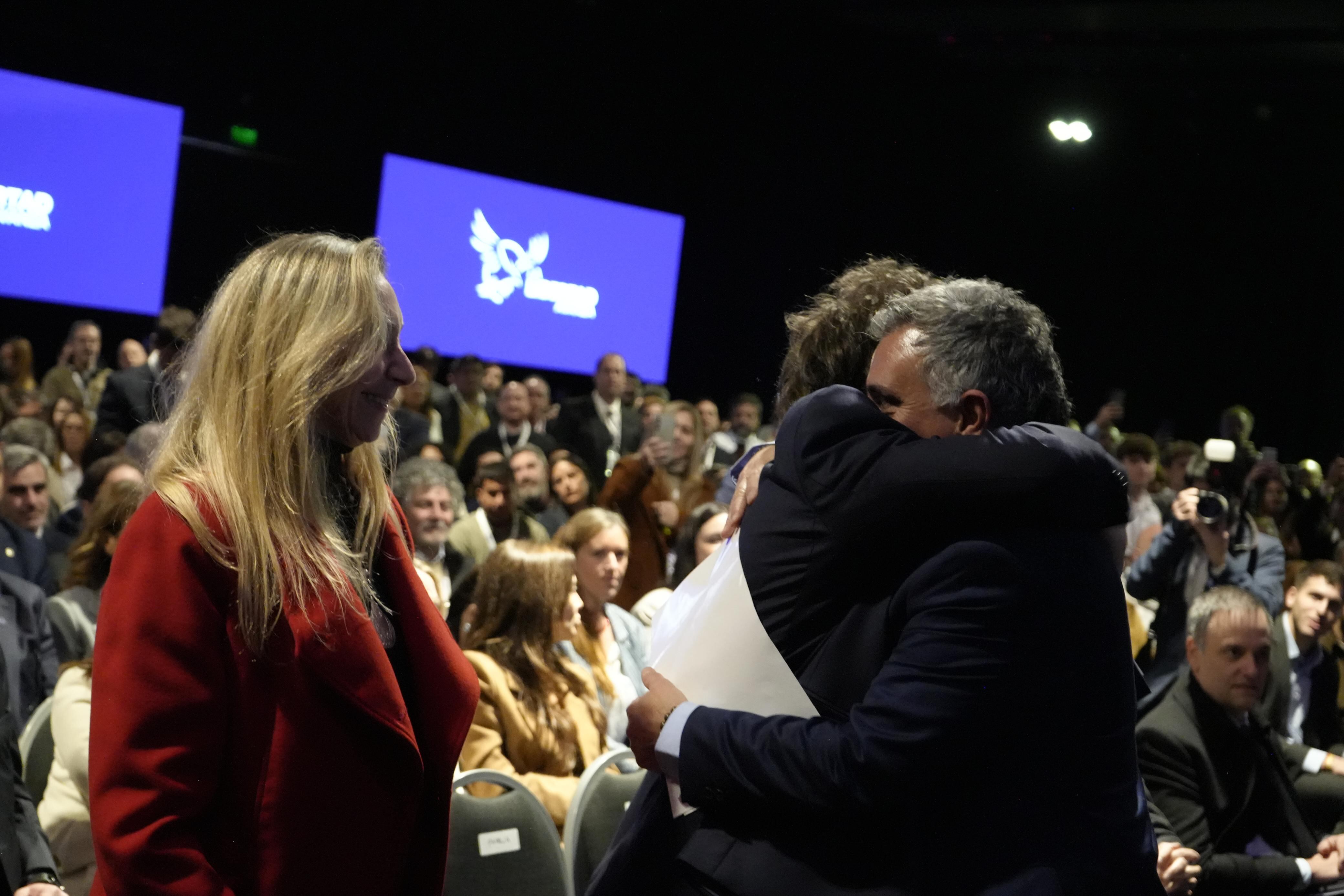 Pareja abrazado con Milei