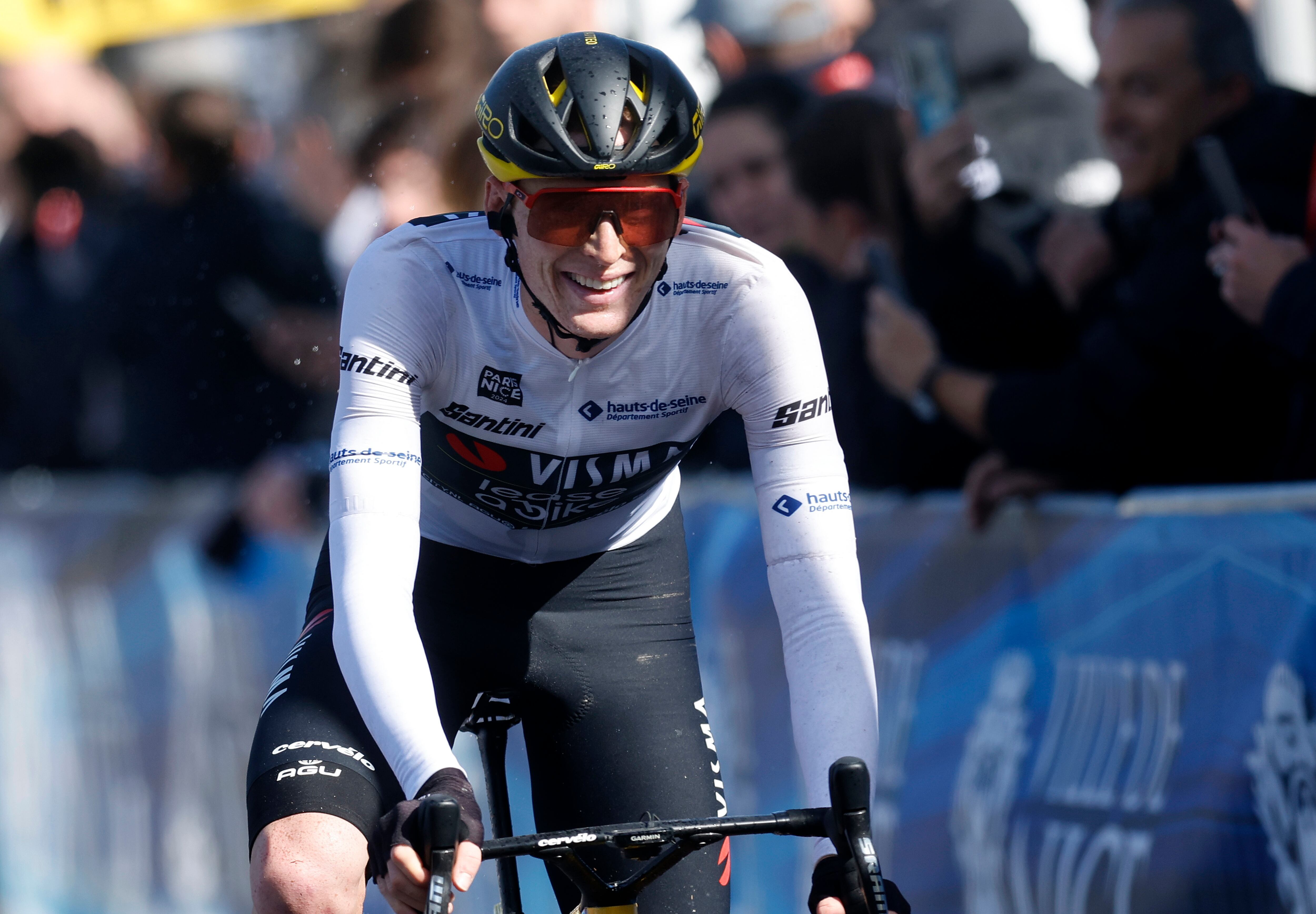 El estadounidense Matteo Jorgenson (Visma Lease a Bike) tras proclamarse rey de la 82 edición de la París Niza EFE/EPA/SEBASTIEN NOGIER