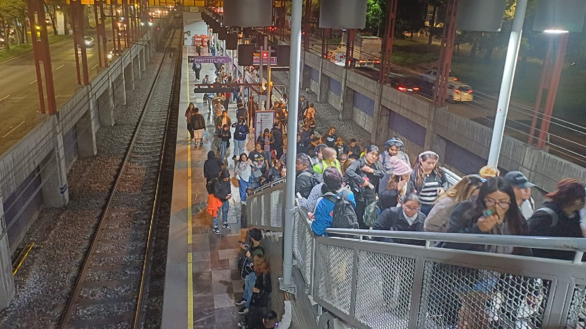 Usuarios son bajados de la estación de Canal de San Juan, Línea A (Foto: Joshua Espinosa/Infobae México)