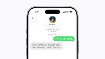 Primer plano de un iPhone mostrando una conversación de texto con la interfaz de Rich Communication Services (RCS) y mensajes cifrados