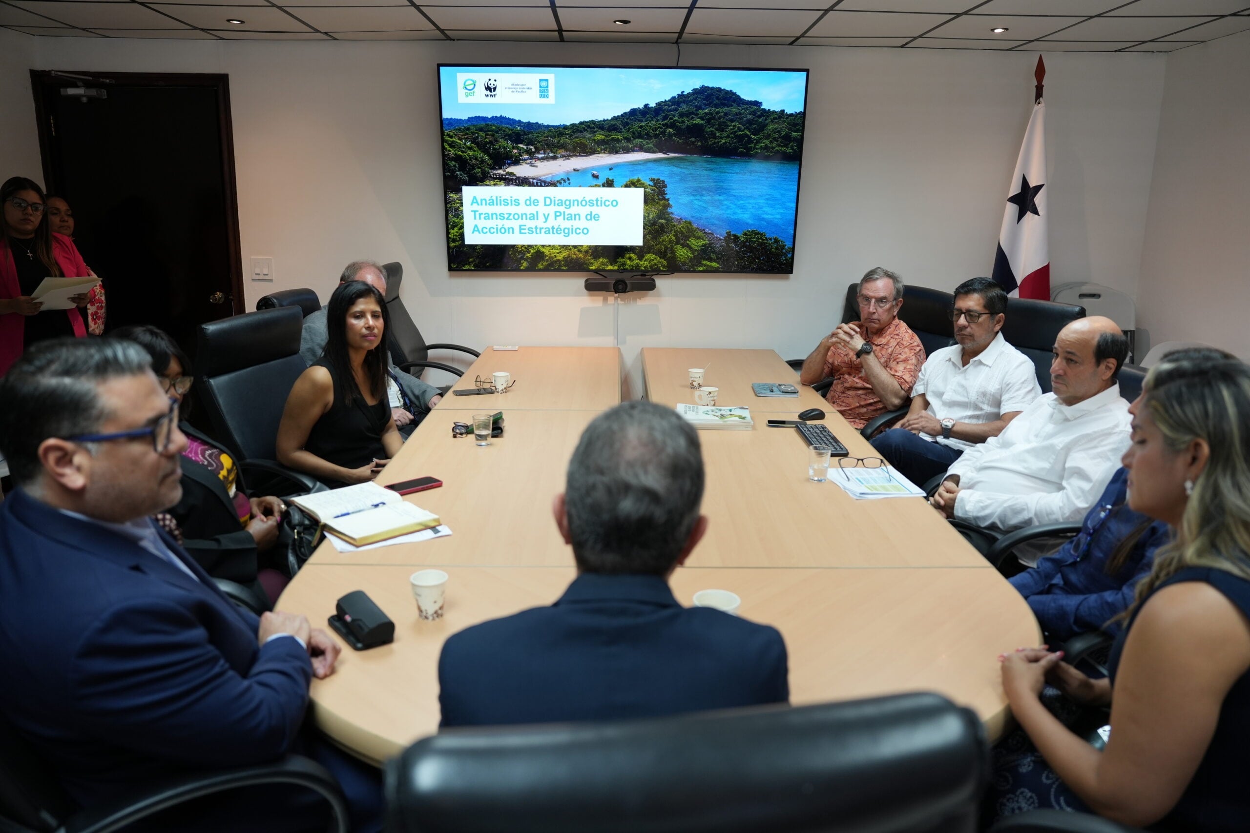 El documento recomienda reforzar la gobernanza marina, ampliar el monitoreo ambiental y desarrollar infraestructura para residuos y aguas residuales. Tomado de MiAmbiente