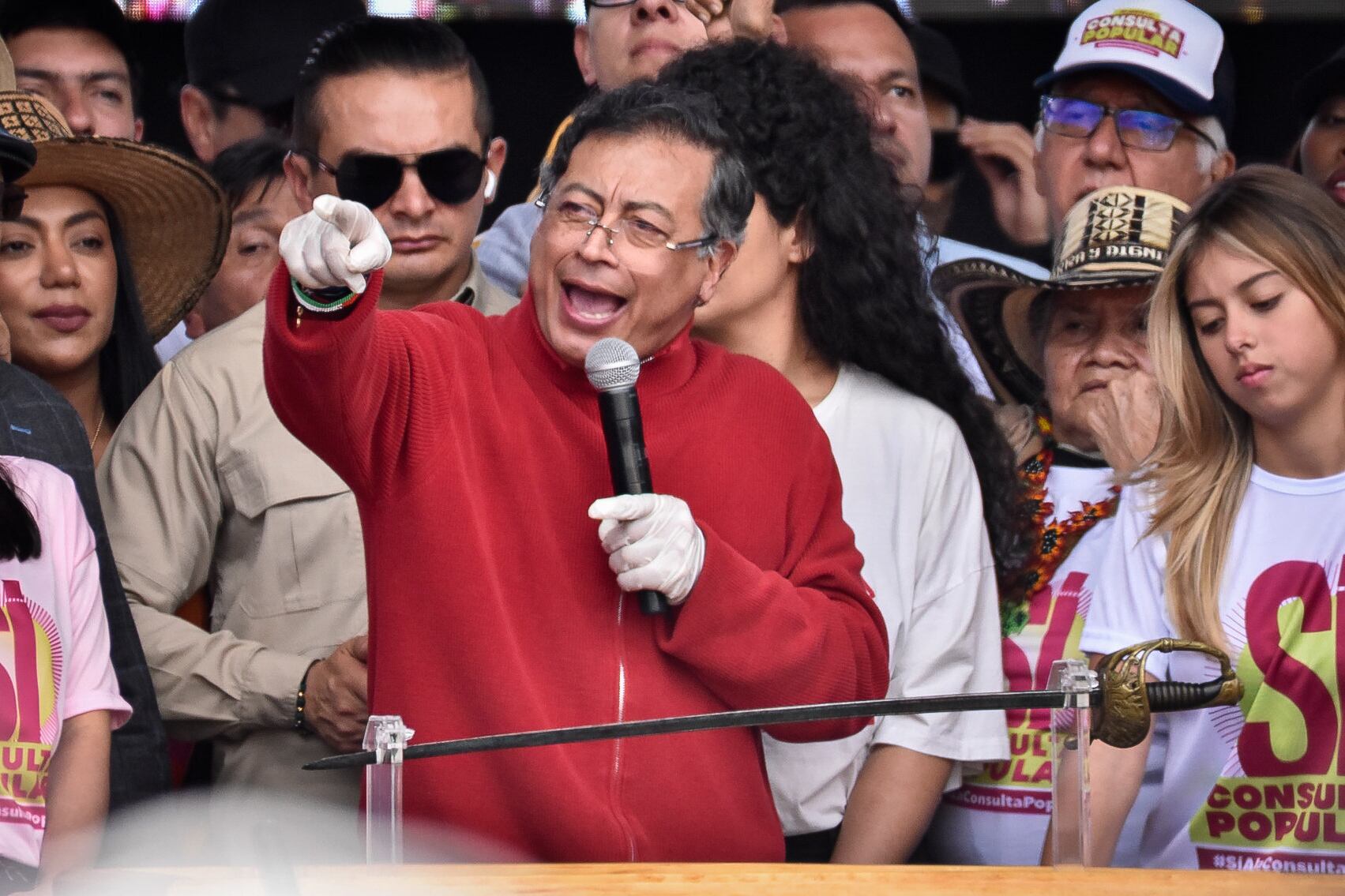 Bogotá. Mayo 01 de 2025. El presidente Gustavo Petro se dirige a los manifestantes reunidos en la Plaza de Bolívar, tras las movilizaciones por el Día Internacional del Trabajo y en respaldo a la propuesta de Consulta Popular. (Colprensa - Cristian Bayona).