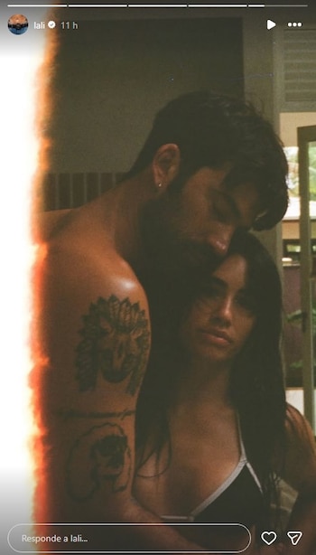 Con una foto semioscura, Lali