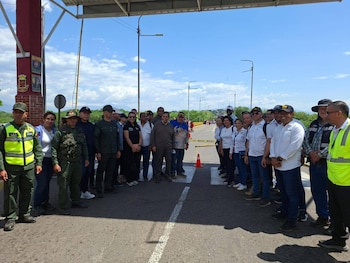 Solo en tres franjas horarias permanece abierto el puente internacional Francisco de Paula Santander para peatones, tras la emergencia binacional - crédito Invías