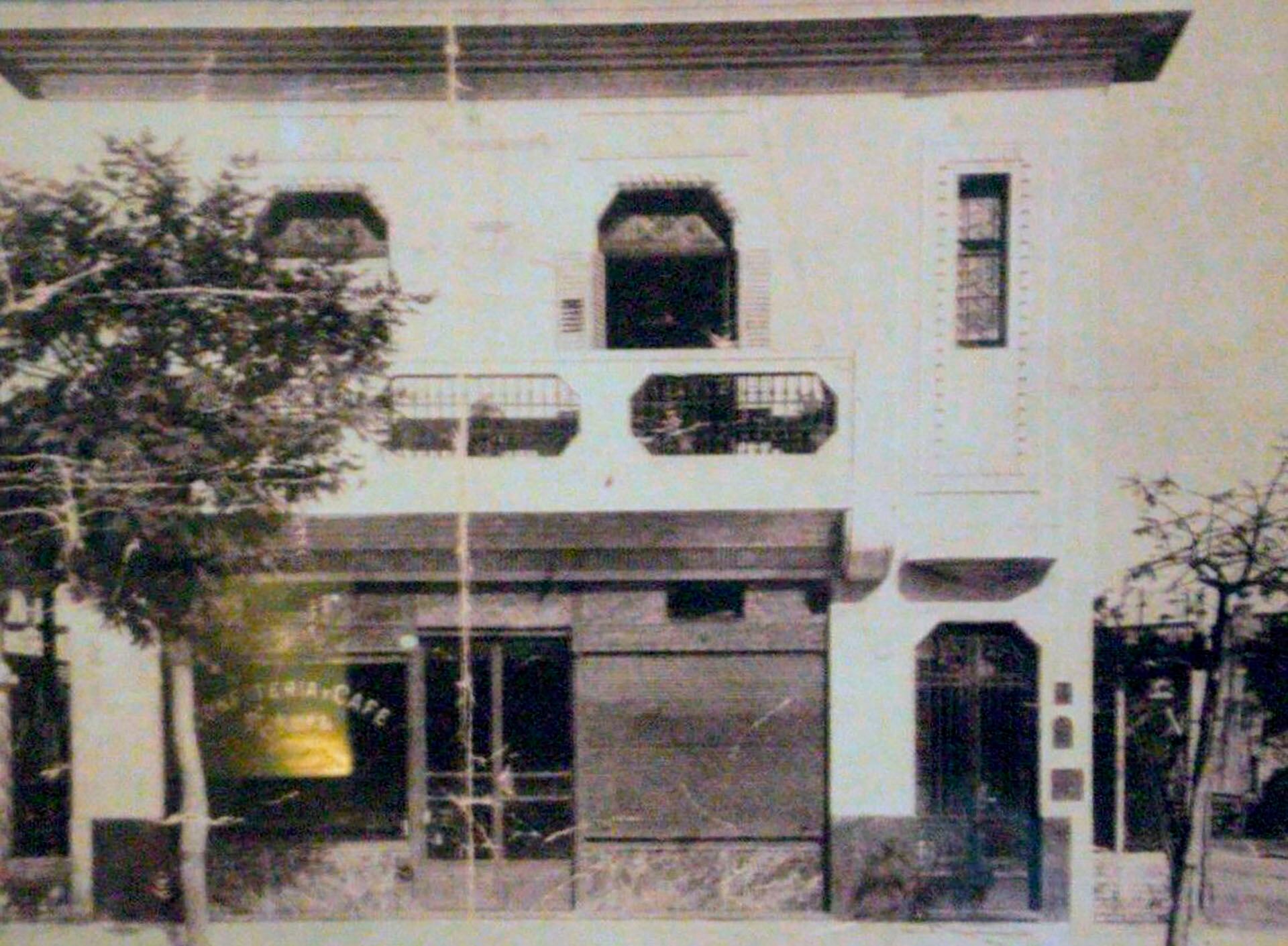 Entre las fotografías que visten el salón hay una del local, sin fecha, quizás perteneciente o cercana a su inauguración en 1939, donde se luce la construcción art decó y se presenta como confitería y café