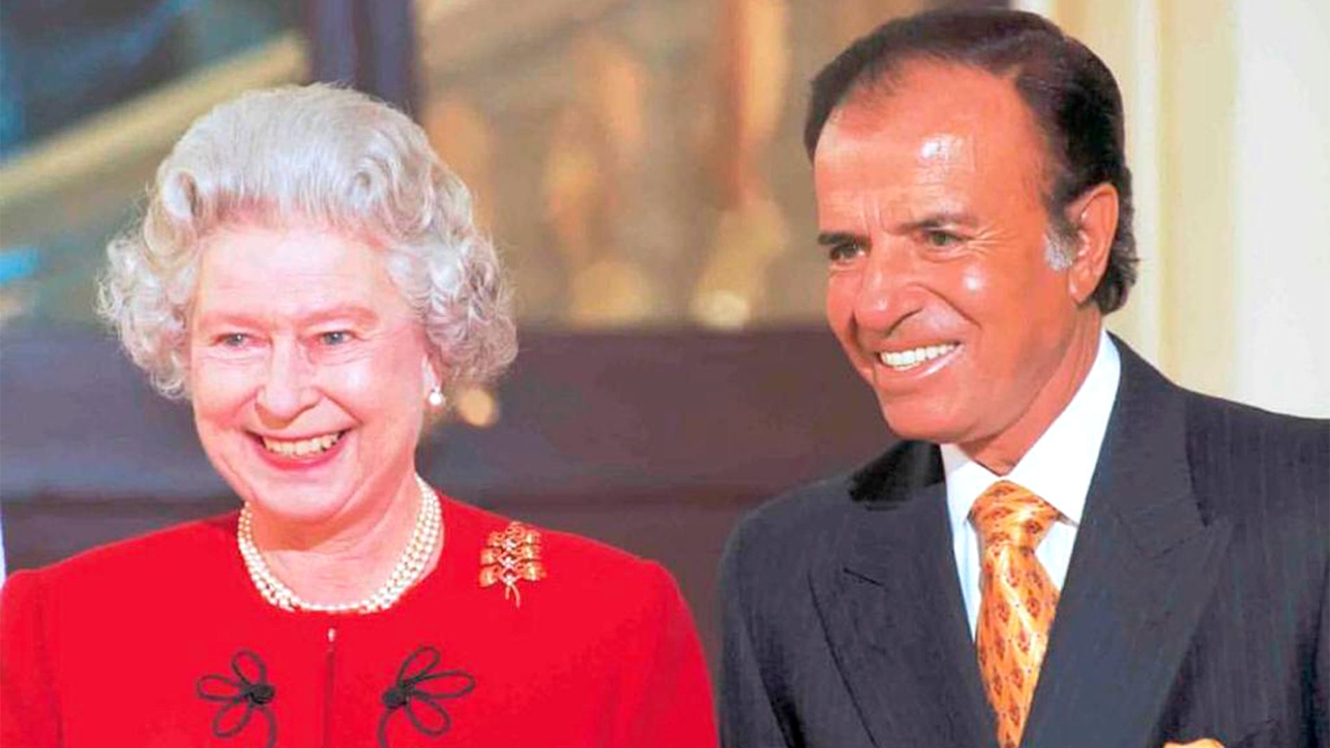 La Reina Isabel al recibir a Carlos Menem en 1998 (Victor Bugge)