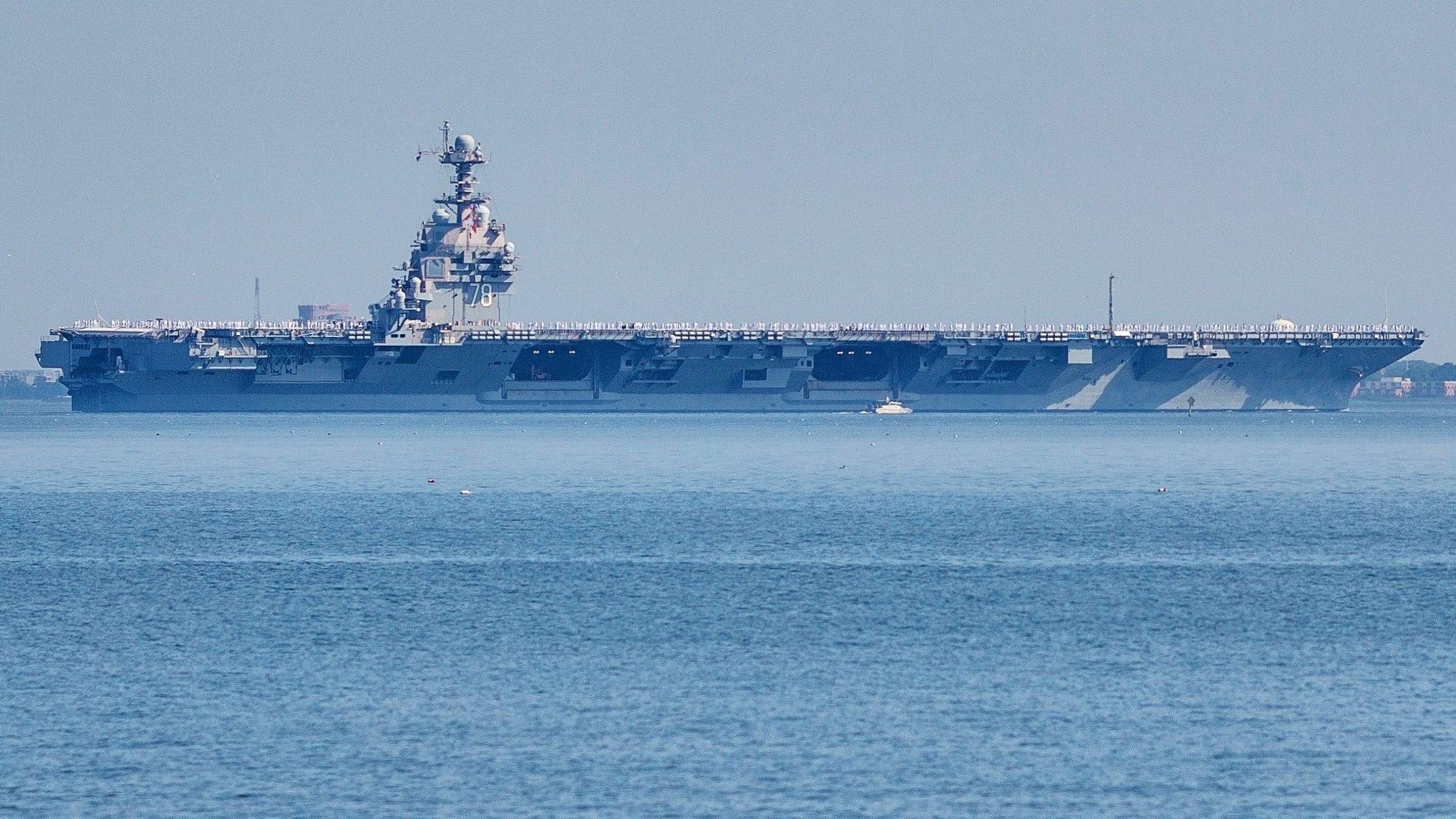 El portaaviones USS Gerald R. Ford abandona Oriente Medio tras diez meses de despliegue, reduciendo la presencia militar de Estados Unidos en la región. (AP Foto/John Clark, Archivo)