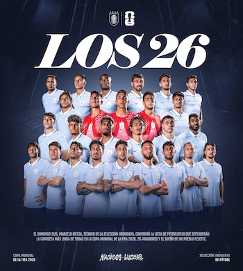 Veintiséis futbolistas uruguayos posan en uniforme celeste y dos en rojo. Fondo oscuro con logos de AUF y FIFA, y el gran texto "LOS 26"