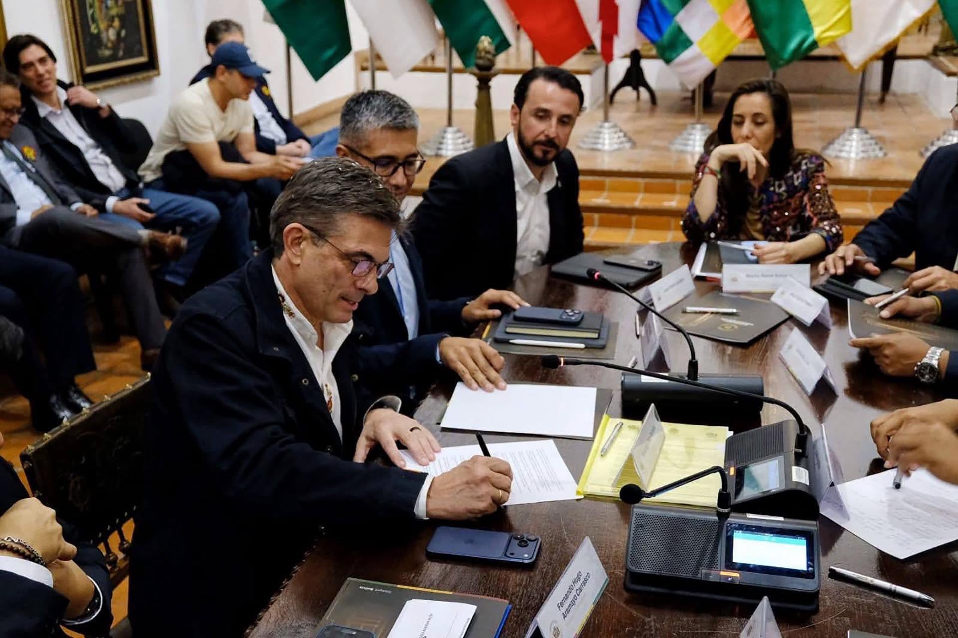 Reunión de los nueve gobernadores de Bolivia con el presidente Rodrigo Paz para suscribir un acuerdo para iniciar el proceso de profundización de las autonomías.