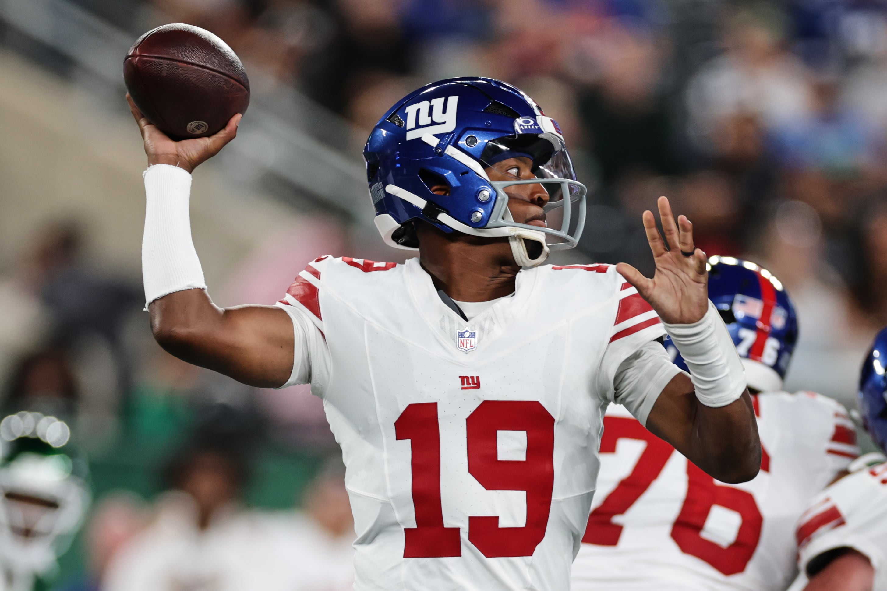 El mariscal de campo de los Giants de Nueva York, Jameis Winston (19), lanza el balón durante la primera mitad de un partido de pretemporada de la NFL contra los New York Jets, el viernes 28 de agosto de 2026, en East Rutherford, Nueva Jersey. (Foto AP/Adam Hunger)
