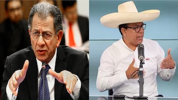 Dos hombres en composición partida. Hombre con gafas y traje oscuro habla a un micrófono. Hombre con sombrero, gafas y camisa blanca habla a otro micrófono