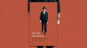 Vista horizontal de la portada del 'Libro del desasosiego' de Fernando Pessoa; muestra a un hombre con traje, sombrero y gafas, sobre fondo naranja, con texto blanco.