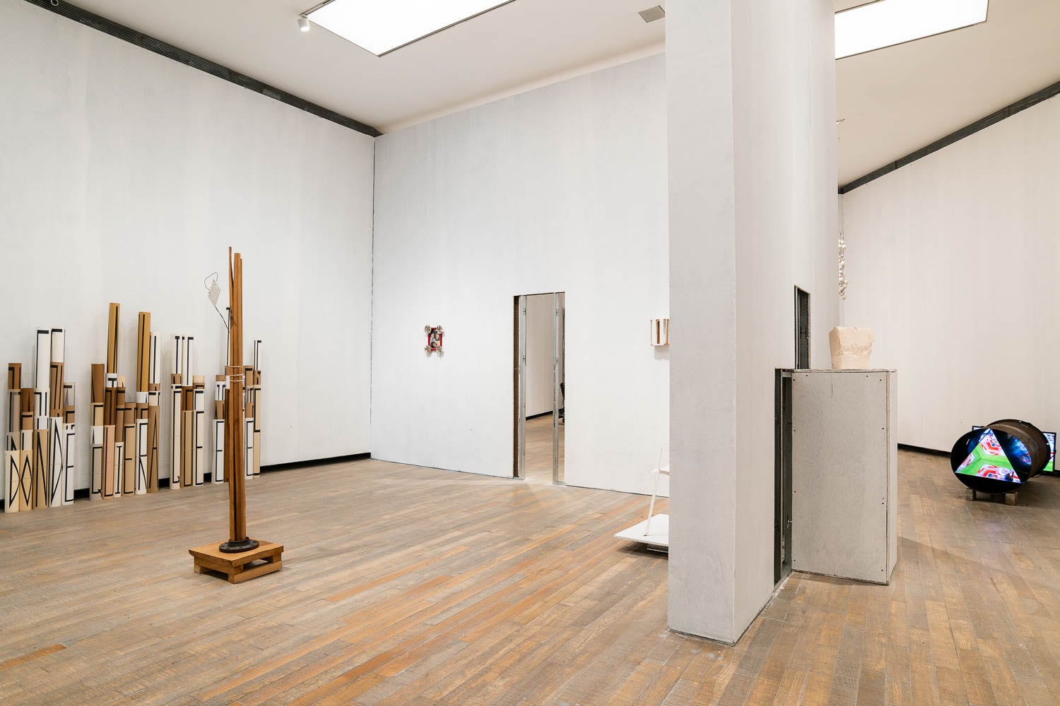 En la parte de la muestra curada por Diego Bianchi se hace presente el “trash” y el ready-made