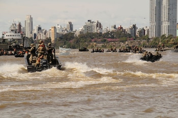 La operación militar en la costanera de Rosario reunió a unos 1.000 efectivos de distintas brigadas del Ejército (captura de video)