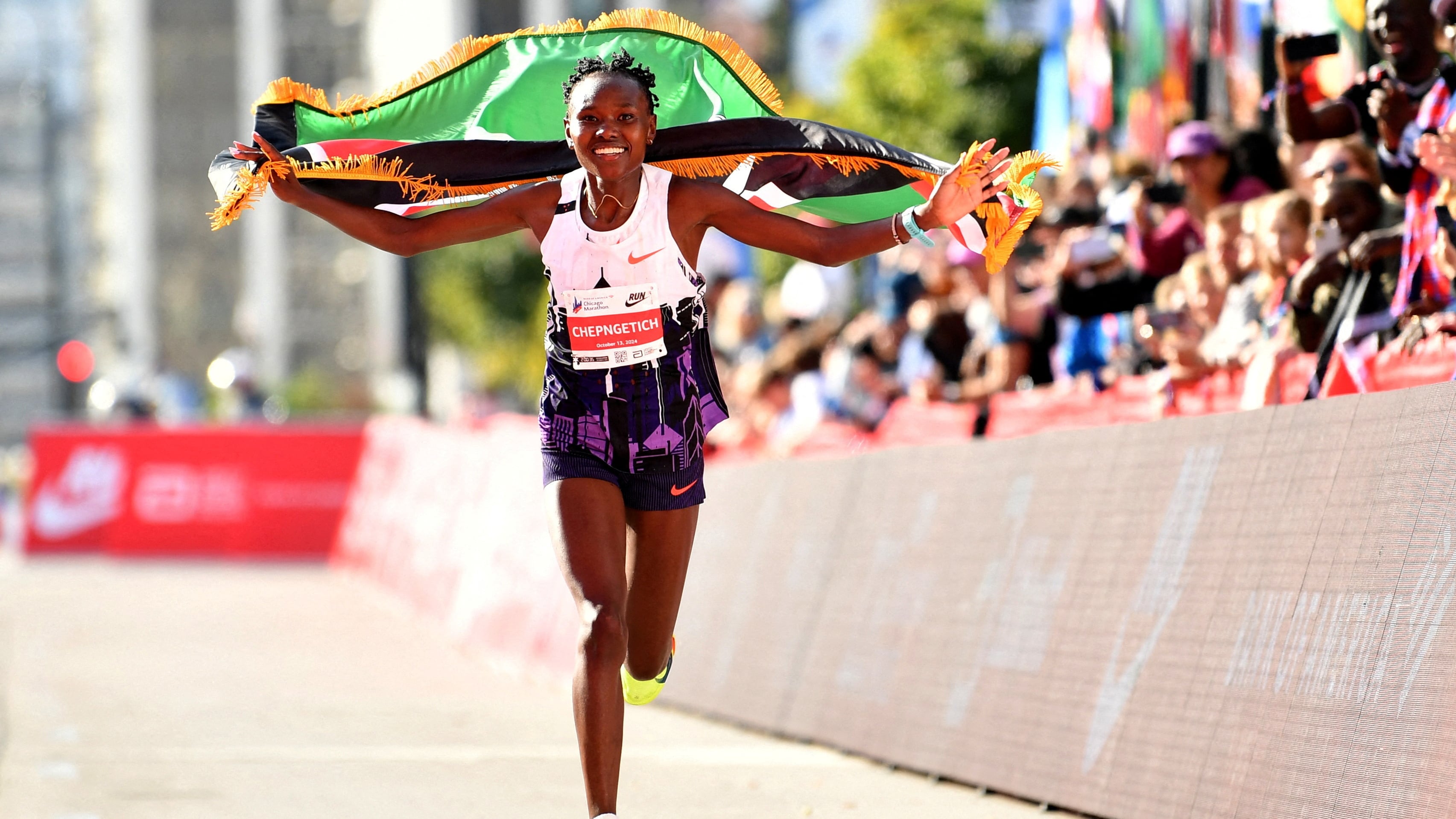 Ruth Chepngetich celebra después de terminar en primer lugar en la carrera femenina, estableciendo un récord mundial en 2:09:56 durante el Maratón de Chicago (Patrick Gorski-Imagn Images)