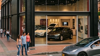 La llegada de Tesla aceleró la adopción de vehículos eléctricos en Colombia, con un crecimiento del 207% en registros y una participación cercana al 10% en el mercado nacional - crédito VisualesIA