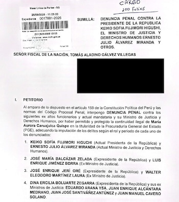 Un documento impreso con sello de recepción que detalla el petitorio de una denuncia penal dirigida al Fiscal de la Nación del Perú