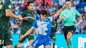 El Sporting de Gijón se lleva en Tenerife un duelo por el liderato provisional