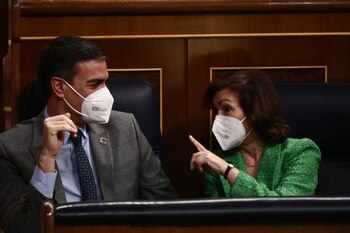 03/02/2021 El presidente del Gobierno, Pedro Sánchez, conversa con la vicepresidenta primera del Gobierno, Carmen Calvo, durante la primera sesión de control al Gobierno de 2021 celebrada en el Congreso de los Diputados, en Madrid, (España), a 3 de febrero de 2021. Esta primera sesión de control estará marcada, entre otras cuestiones, por la tercera ola de la pandemia de coronavirus, la llegada al Ejecutivo del nuevo ministro de Política Territorial y Función Pública, que se estrena en la Cámara Baja, y la campaña de las elecciones catalanas que se celebrarán el próximo domingo 14 de febrero. Asimismo, la crisis migratoria y la situación que se vive en Canarias también ocupará espacio en la sesión.
POLITICA
EUROPA PRESS/E. Parra. POOL - Europa Press