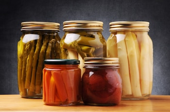 Botes de conservas (Adobe Stock)