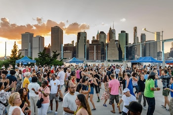 Los festivales y eventos gratuitos atraen a residentes y visitantes a parques y espacios públicos fuera de Manhattan.