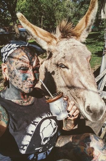 Gabriela en su casa junto