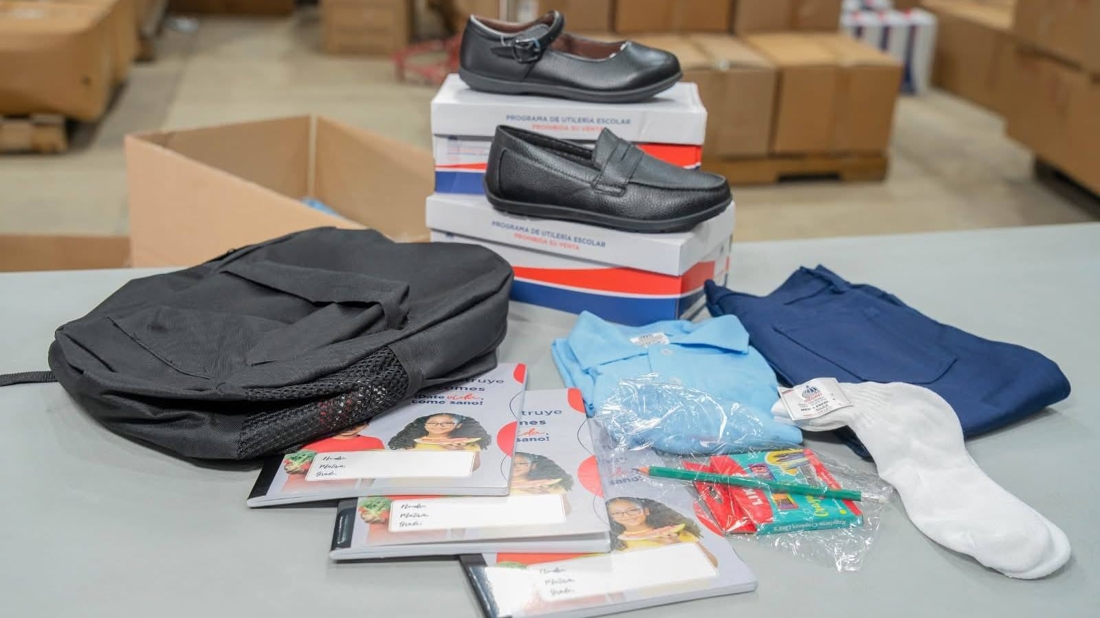 Recibir estos insumos escolares genera esperanza antes del inicio del ciclo lectivo. La distribución también promueve la industria local. El impacto se extiende más allá de las aulas y transforma comunidades enteras (Foto cortesía Radio Los Arroyos)