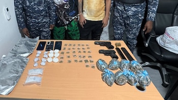 Policía incautó más de 800 porciones de drogas y armas en operativos en República Dominicana