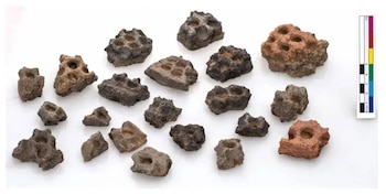 Fragmentos de moldes cerámicos utilizados en la producción de plata, cobre y latón, recuperados en el yacimiento de Tamdult (Rehren et al. 2026)
