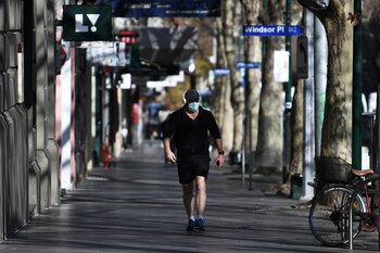 Una persona camina por la