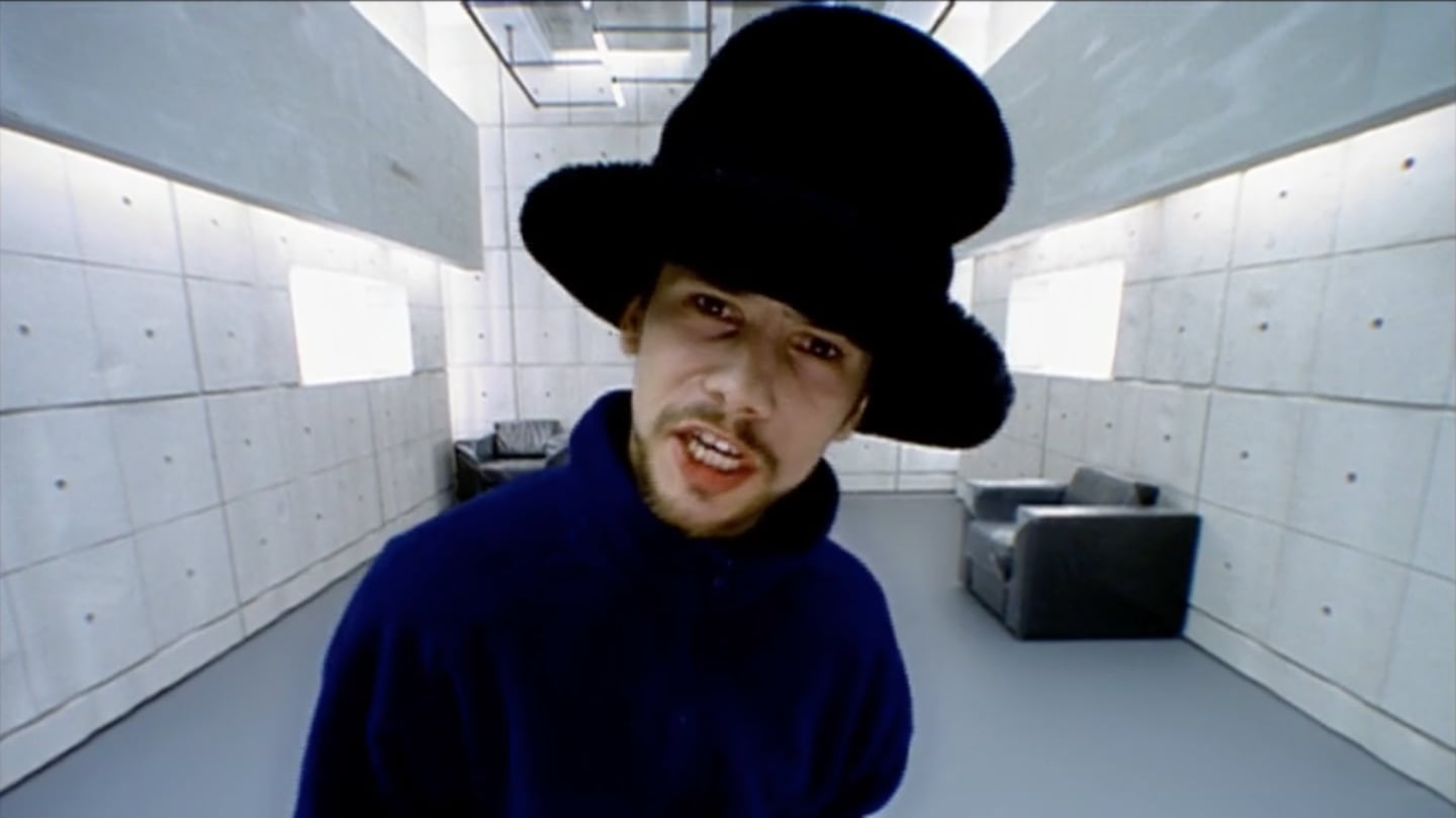 La influencia de géneros afroamericanos como el funk, soul y jazz ácido define el sonido y la identidad de Jamiroquai
(Créditos: Vevo)